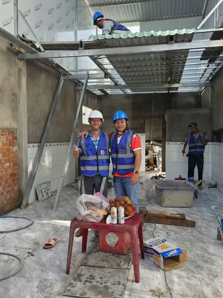 Đội ngũ thi công làm việc tại công trình